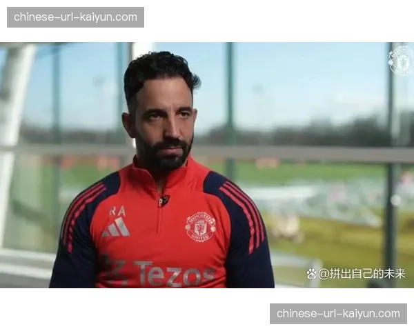 争议判罚后,水晶宫主帅格拉斯纳向第四官员激烈抗议吃到黄牌 争议判罚后,水晶宫主帅格拉斯纳向第四官员激烈抗议吃到黄牌