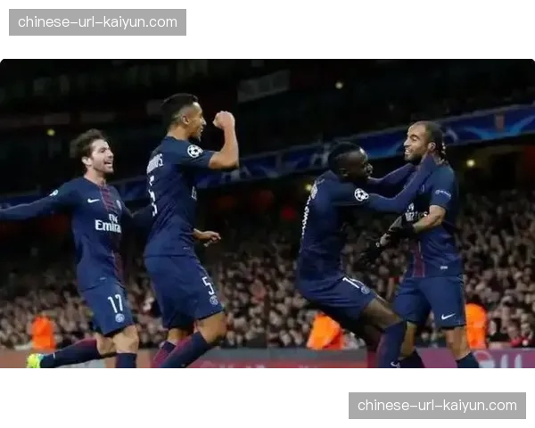 朗斯中场阿德里安·托马森被替换下场,疑似因多次往返冲刺致体力透支 朗斯中场阿德里安·托马森被替换下场,疑似因多次往返冲刺致体力透支